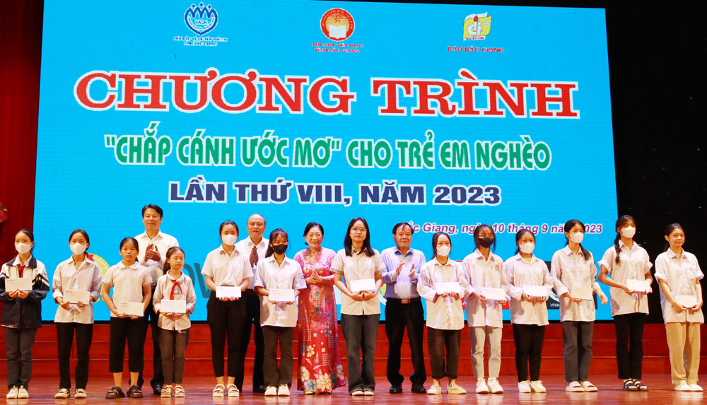 205 học sinh vượt khó nhận học bổng Chương trình “Chắp cánh ước mơ” với tổng trị giá hơn 600 triệu đồng