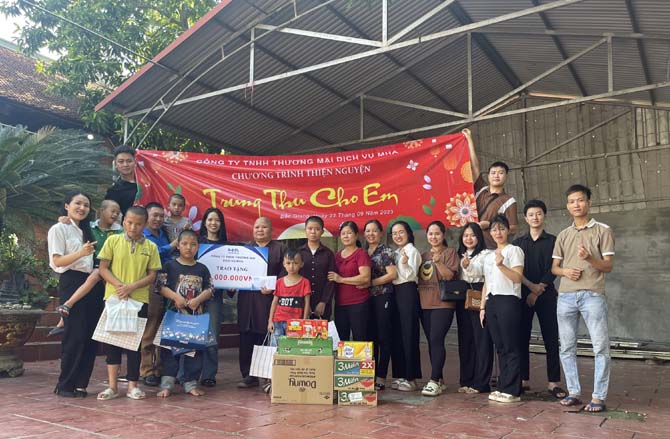 Trung Thu cho trẻ em mồ côi tại chùa Dâu, xã Nội Hoàng, huyện Yên Dũng, tỉnh Bắc Giang