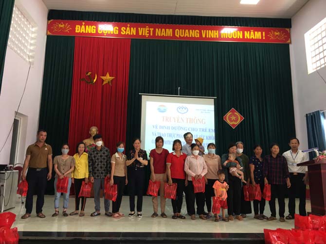 Trao tặng quà cho trẻ em xã Đông Hưng, huyện Lục Nam