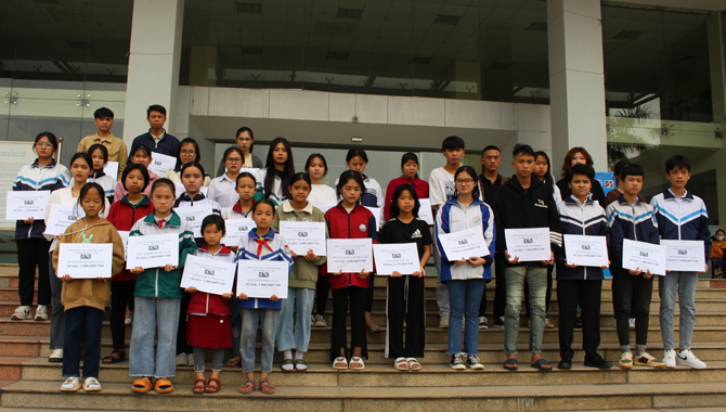 Trao học bổng lần 2 năm học 2022-2023 do Hội Hy vọng Châu Á và Hội Hạt gạo (Cộng hòa Pháp) tài trợ