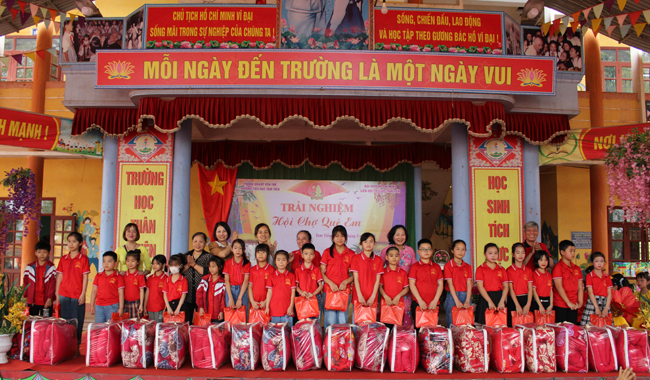 Trao quà cho trẻ em có hoàn cảnh khó khăn Trường tiểu học Tam Tiến, huyện Yên Thế
