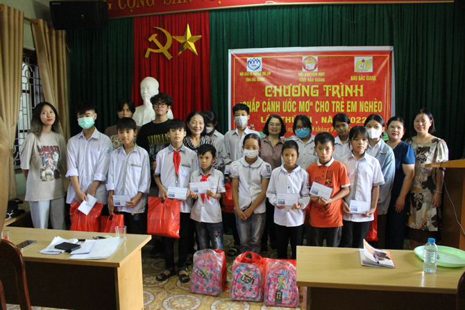 Trao học bổng và quà cho trẻ em có hoàn cảnh khó khăn tại huyện Yên Dũng