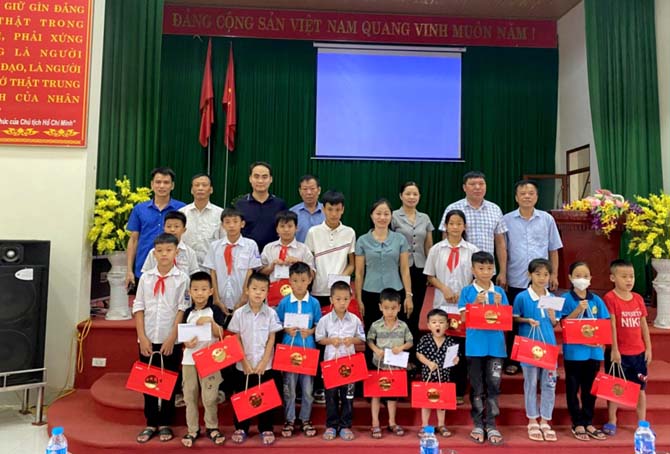 XÃ MỸ HÀ TẶNG 22 XUẤT QUÀ CHO TRẺ EM CÓ KHÓ KHĂN