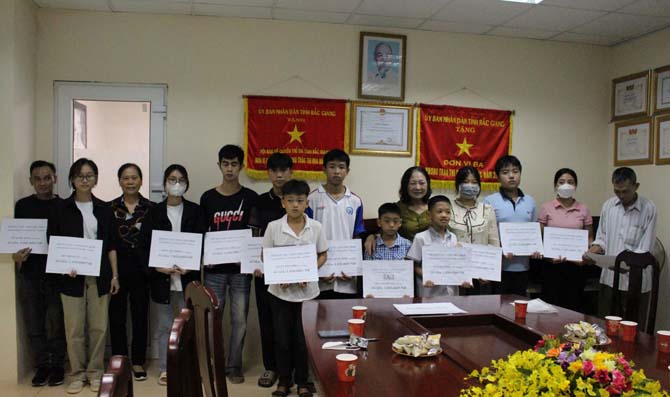 Trao học bổng cho trẻ em có hoàn cảnh khó khăn do Hội Hạt gạo (Cộng hòa Pháp) tài trợ