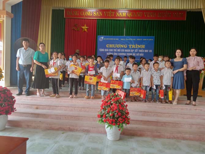 Chi hội Bảo vệ quyền trẻ em xã Tam Dị, huyện Lục Nam phối hợp tặng 54 xuất quà cho trẻ em mồ côi